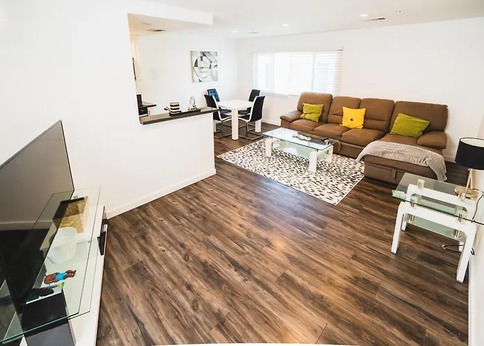 Chic 1-Bedroom With Dinning Area In Central Location Close To Downtown With Free Parking
